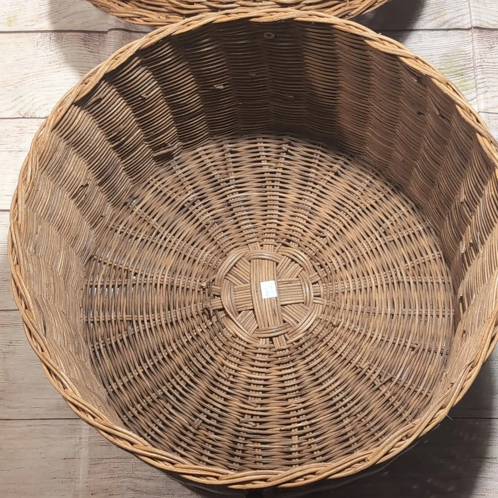Vintage Round Woven Wicker Basket  Attached Lid Turn Key Closure